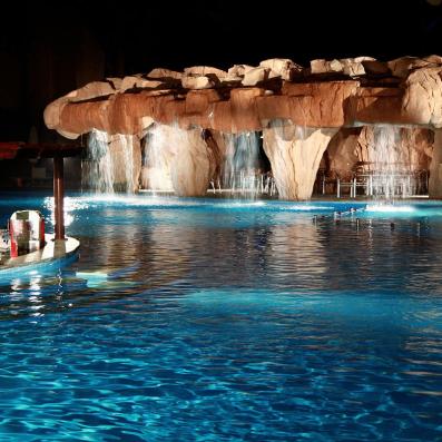 piscine de nuit avec fontaine