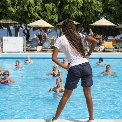 animatrice donnant un cours d'aquagym