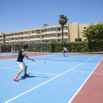 personnes jouant au tennis
