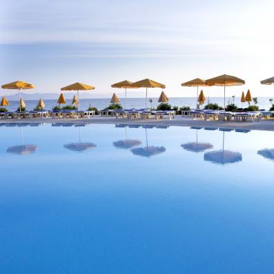 piscine avec parasols jaunes