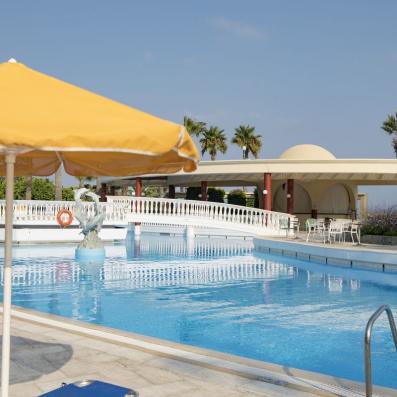 piscine avec parasol jaune