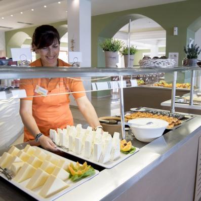 serveuse devant buffet fromages