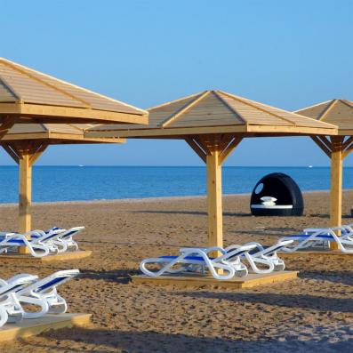 plage avec transats et parasols