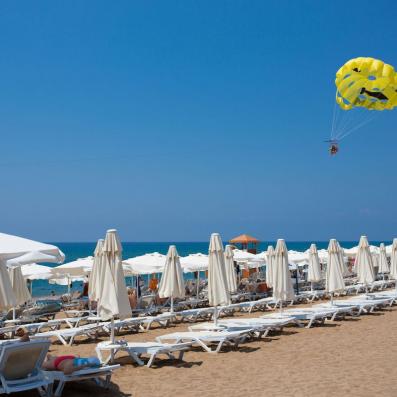 plage avec parasols et transats