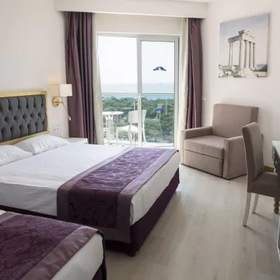 chambre avec un lit double et un balcon