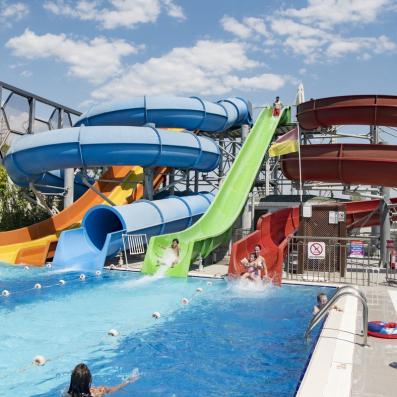 piscine avec toboggan