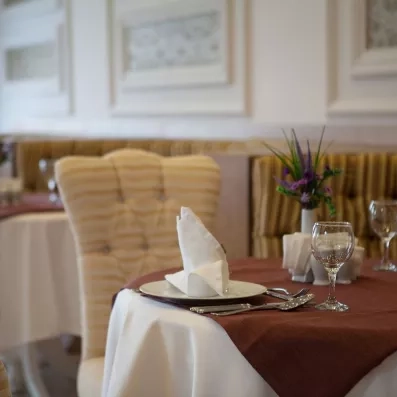 table dressée dans le restaurant principal