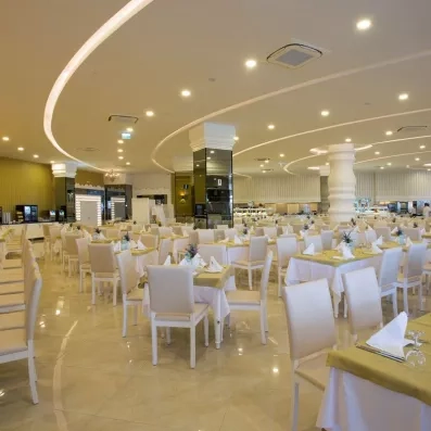 grande salle de restaurant