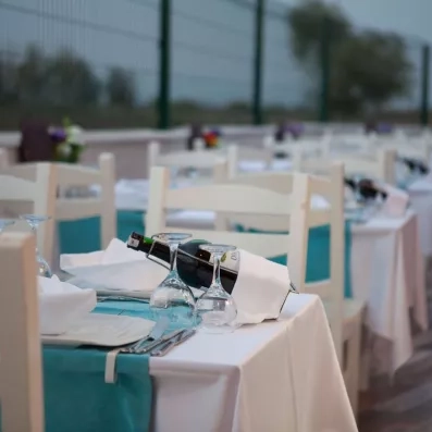 table dressée vue de près