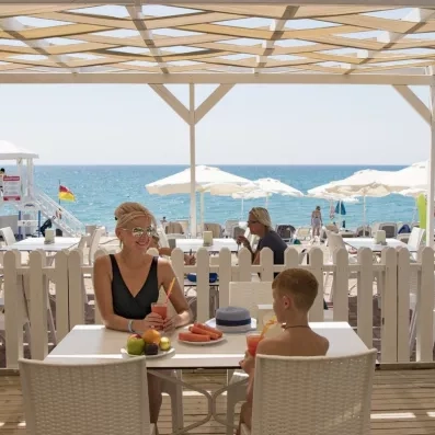 restaurant extérieur sur la terrasse de l'hôtel