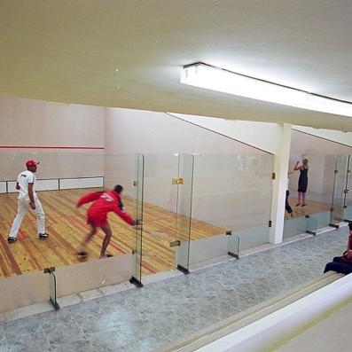 personnes jouant au squash