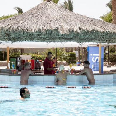 personnes dans un bar piscine