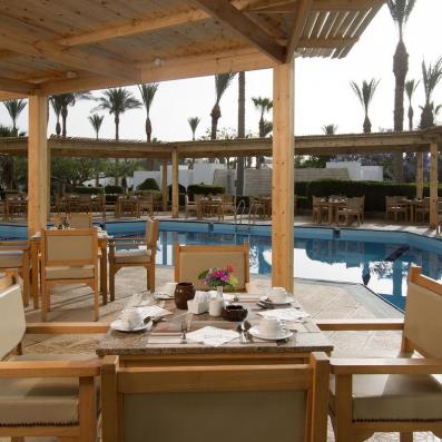 terrasse restaurant devant piscine