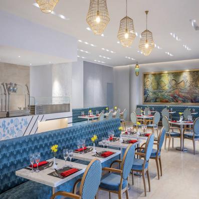 restaurant avec tables et chaises