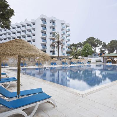 piscine avec hotel dans le fond