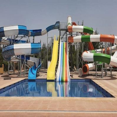 piscine avec toboggans