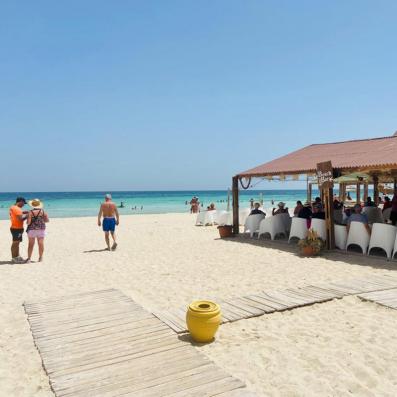 beach bar avec mer turquoise en arrière plan