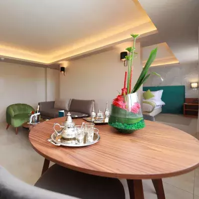 table de déjeuner dans la chambre avec un plateaux en argent et des verres de thé