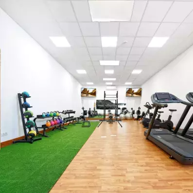 salle de fitness avec une machines et équipements