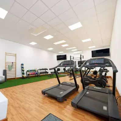 salle de fitness avec machines de musculations