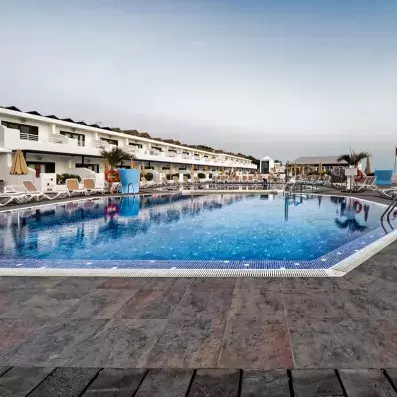 piscine en long extérieur vue sur l'hôtel