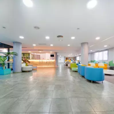 hall de l'hôtel avec poufs