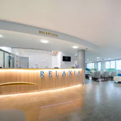 hall d'entrée avec comptoir de réception