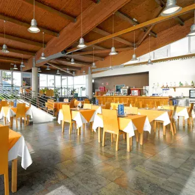 salle de restaurant avec comptoir en bois