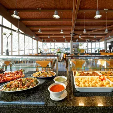 salle de restaurant avec buffet
