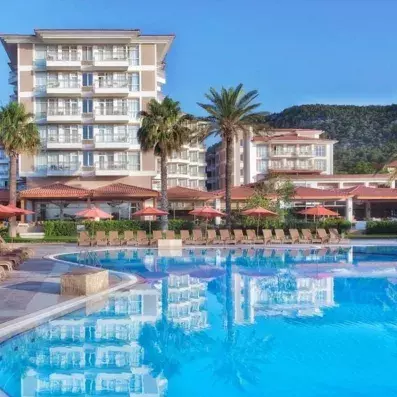 piscine avec transats et parasols