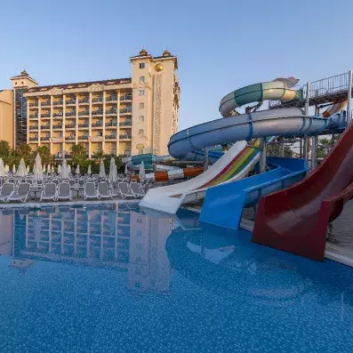 piscine avec toboggans