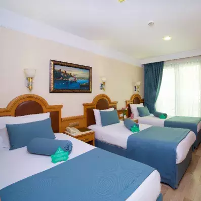 chambre avec trois lits simples