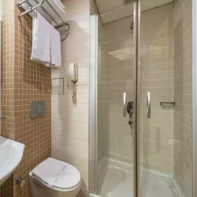 autre salle de bain avec douche et toilette