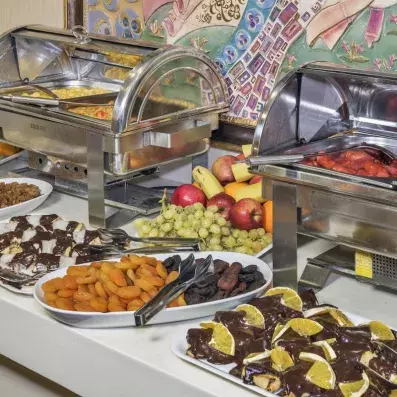 buffet vue de près avec différents plats