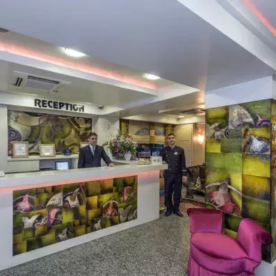 hall entrée de l'hôtel avec le comptoir de réception