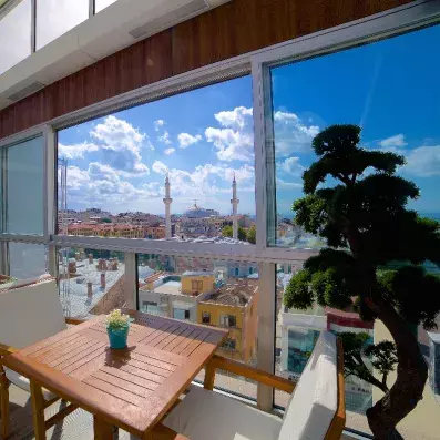 bar sur une terrasse ave vue sur le centre ville