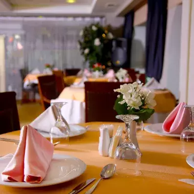 restaurant avec une table dressé