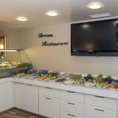 buffet du restaurant avec une télévision d'accueil