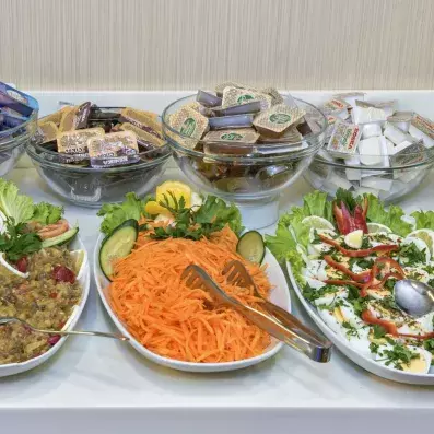 buffet vue de près voyant les différents plats