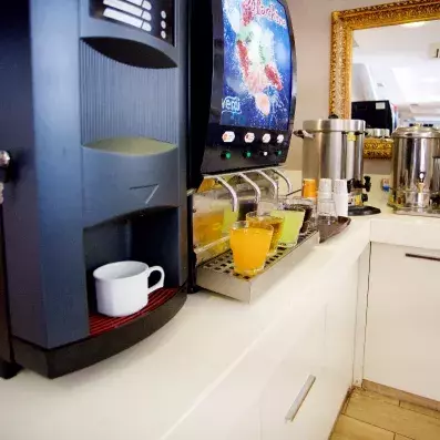 machine à café sur le buffet