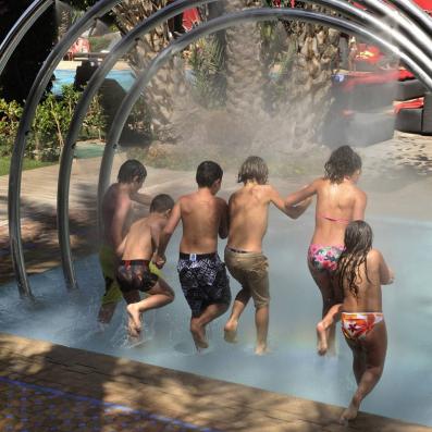 enfants à la piscine