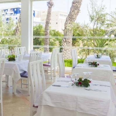 restaurant avec tables et chaises