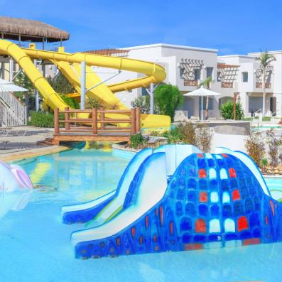 piscine avec tobogans pour enfants