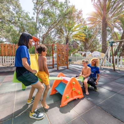 aire de jeux avec enfants