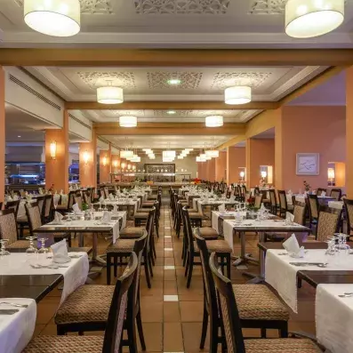 restaurant avec tables et chaises et couverts