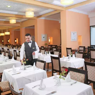 restaurant avec serveur table et chaises