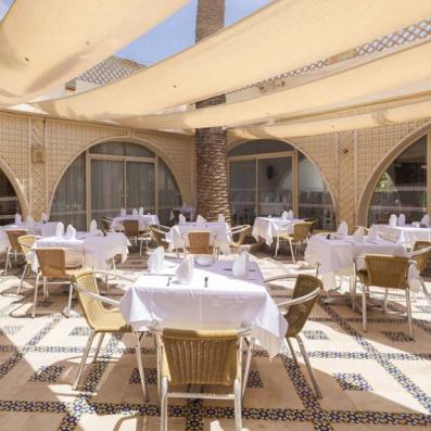 restaurant avec tables et chaises et couverts