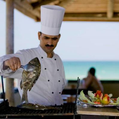 chef cuisinant du poisson