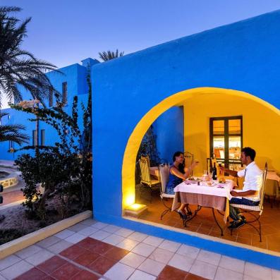 Restaurant couple et mur bleu