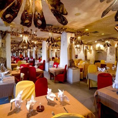 restaurant intérieur jaune et rouge